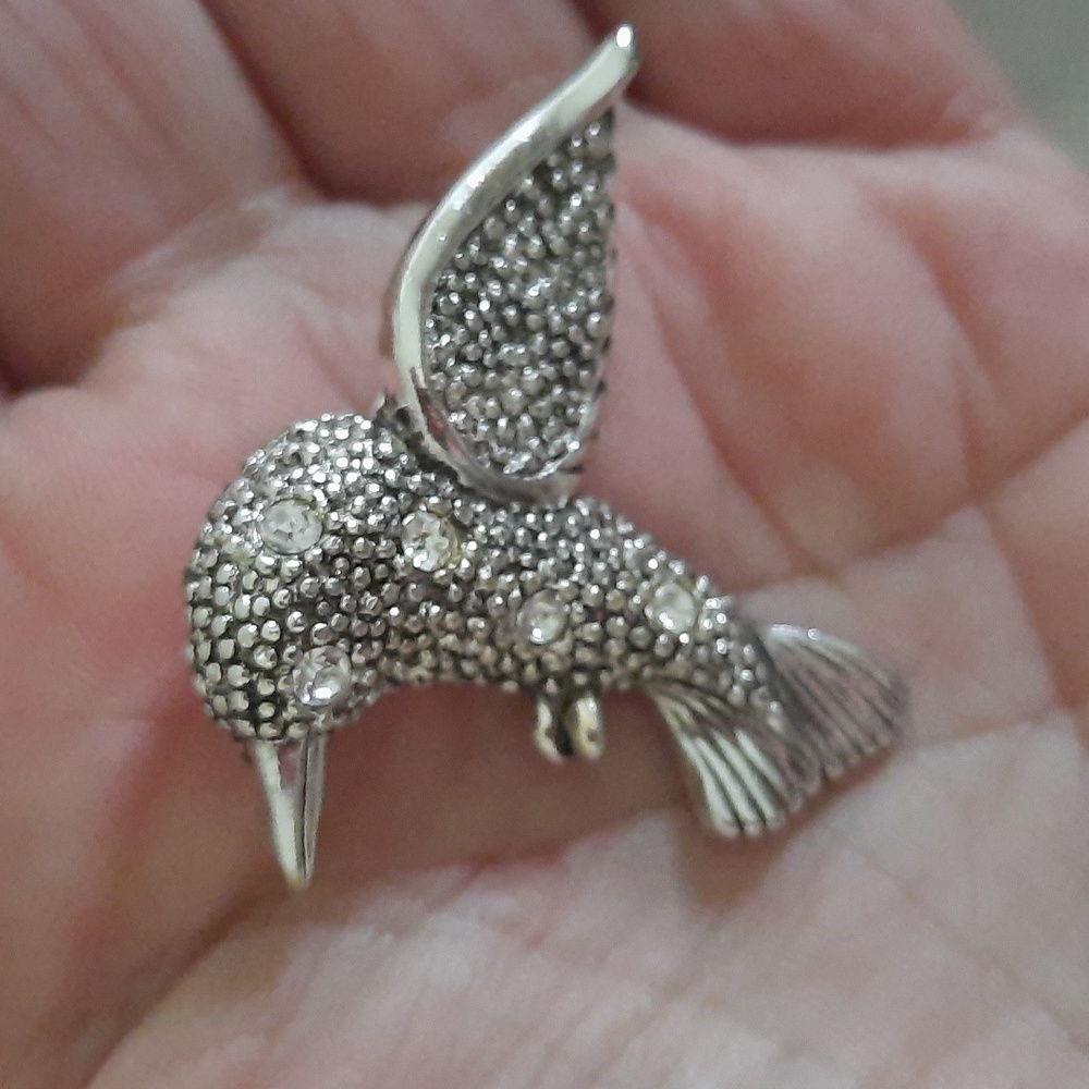 Vintage Silvertone & Rhinestone textured hummingbird Brooch. Marked AAi signed.